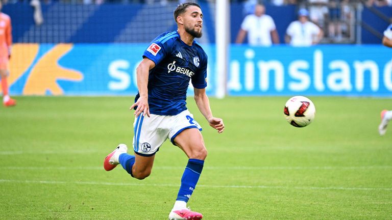 Adil Aouchiche hat mit seinen starken Leistungen im S04-Dress Begehrlichkeiten geweckt. 