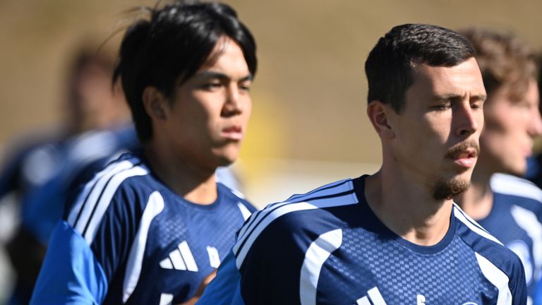 Ron Schallenberg (r.) und Satoshi Tanaka (l.) konkurrieren um einen Platz im Mittelfeld des FC Schalke 04. 