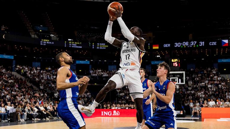 Dennis Schröder steht mit der deutschen Basketball-Nationalmannschaft im SUpercup-Finale.