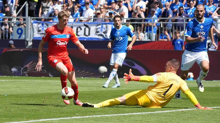 Torwart Marcel Schuhen (SV Darmstadt 98) stoppt den Alleingang von Alexander Bernhardsson.