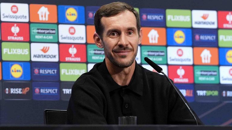 Die Anreise nach Motherwell zum Hinspiel in der Conference-League-Quali dauert länger als geplant. Julian Schuster muss improvisieren.