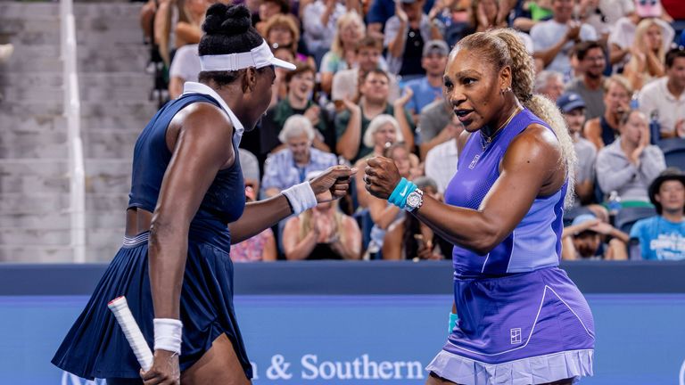 Serena (r.) und Venus Williams (l.) starten bei den US Open im Doppel und feiern ihr gemeinsames Comeback.