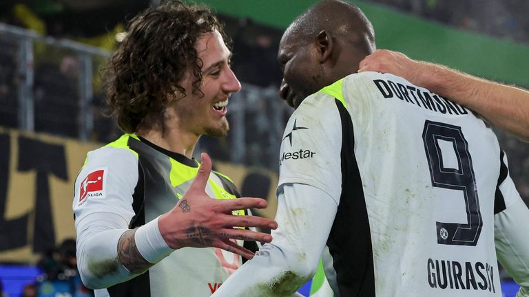 Fabio Silva (l.) muss sich in der Stürmer-Hierarchie beim BVB hinter Serhou Guirassy (r.) anstellen.