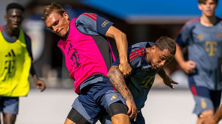 Armindo Sieb (r.) bei der Sommer-Vorbereitung des FC Bayern München im Duell mit Joao Palhinha .