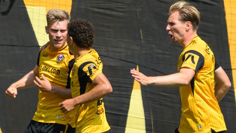 Jonas Sterner (l.) jubelt nach seinem Tor zum 1:0 mit Ben Bobzien (M.) und Vincent Vermeij (r.). 