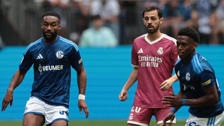 Moussa Sylla (l.) und Junior Adamu (r.) kämpfen aktuell um einen Platz im Angriff des FC Schalke 04.