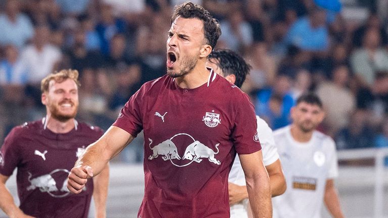 Haris Tabakovic schießt Red Bull Salzburg mit einem lupenreinen Hatrrick im Alleingang in die EL-Playoffs.
