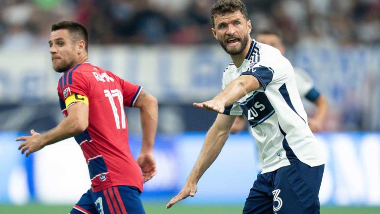 Thomas Müller (r.) bereitete bei Vancouvers Sieg gegen Dallas ein Tor vor.