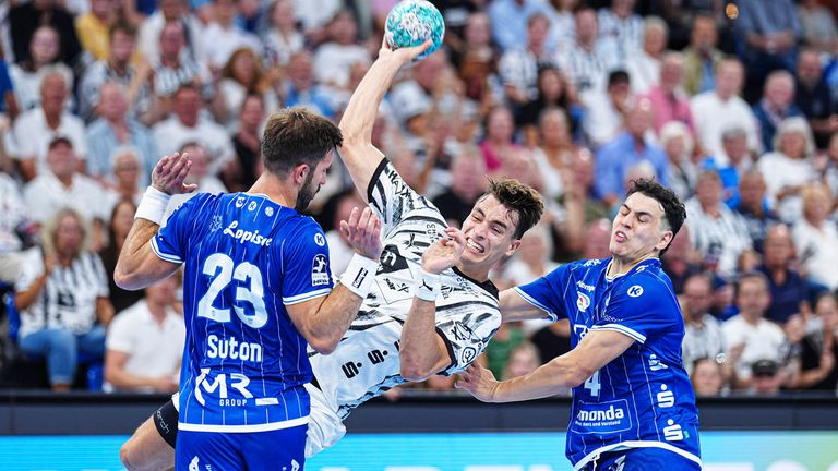 Julian Köster (m.) und der THW Kiel besiegen den TBV Lemgo-Lippe.