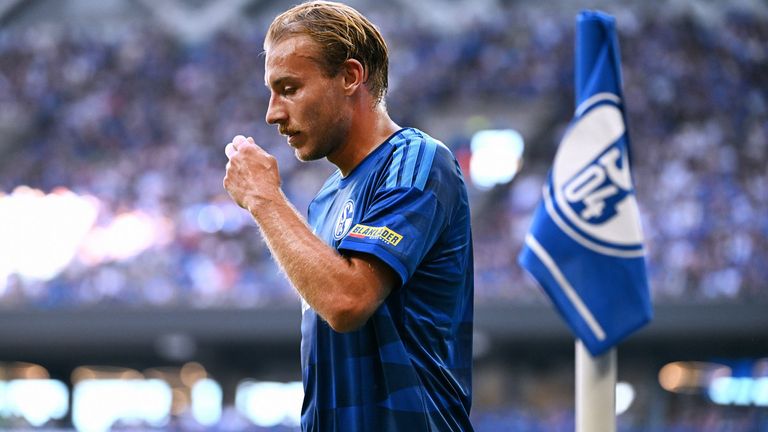Timo Becker hat emotional auf die Premiere der Sky Original Doku "Mythos Schalke" reagiert.