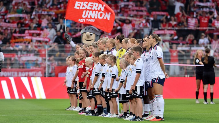 17.000 Zuschauer verfolgten den Saisonauftakt der Frauen-Bundesliga in der Alten Förtsterei.