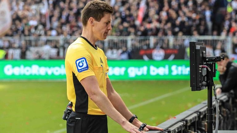 Daniel Siebert checkt eine Szene via Monitor.