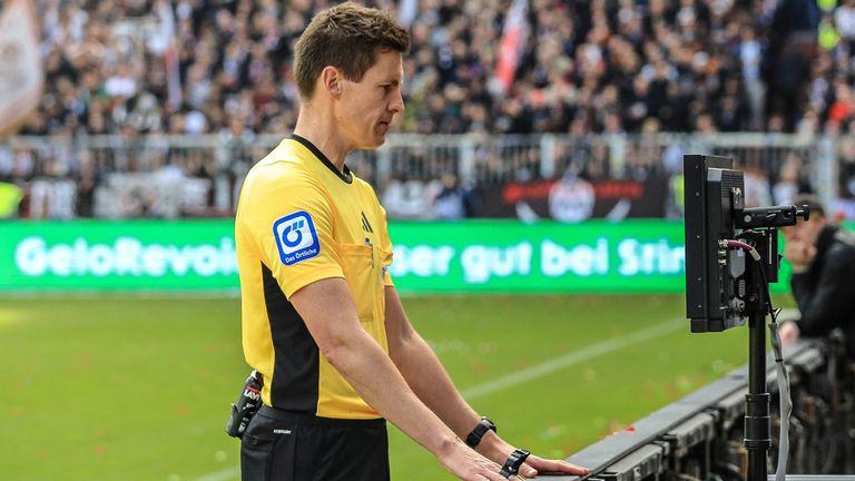 Schiedsrichter Daniel Siebert soll durch eine Anpassung der VAR-Umsetzung in der neuen Saison deutlich seltener am Monitor stehen müssen.