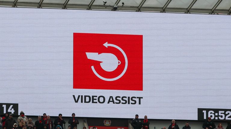 Die UEFA will beim VAR für mehr Einheitlichkeit sorgen. 