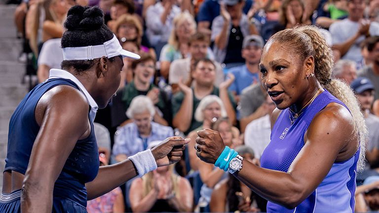 Venus (l.) und Serena Williams stehen wieder im Doppel Seite an Seite.
