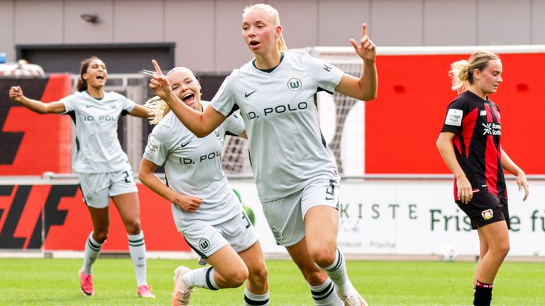 Der VfL Wolfsburg jubelt in der Frauen-Bundesliga in Leverkusen.