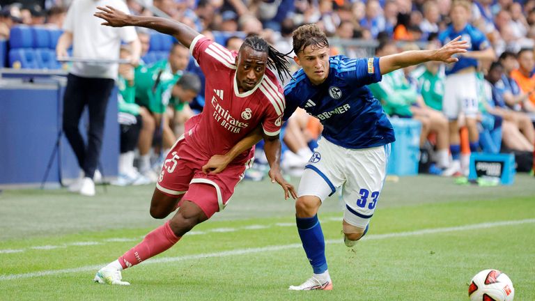 S04-Eigengewächs Vitalie Becker (r./ hier im Zweikampf mit Real-Star Yan Diomande) verlängert seinen Vertrag auf Schalke bis 2030.