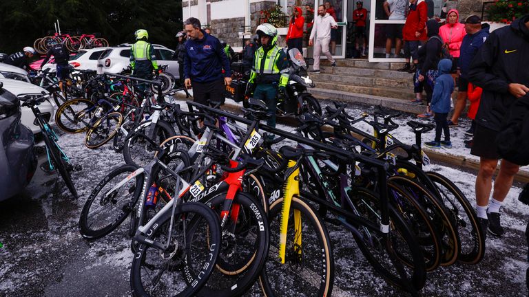 In einem Hotel fanden viele Fahrer Schutz vor dem Hagel. Ihre Räder mussten draußen bleiben.