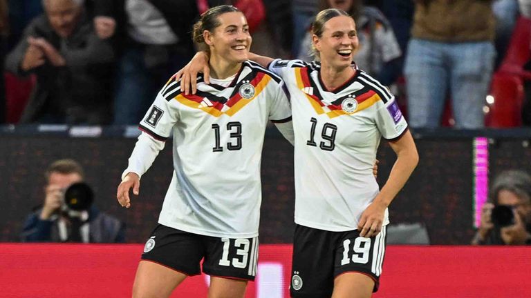 Carlotta Wamser (l.) jubelt gemeinsam mit Klara Bühl.