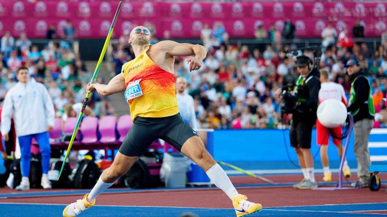 Julian Weber wirft den Speer zu Gold in Birmingham.