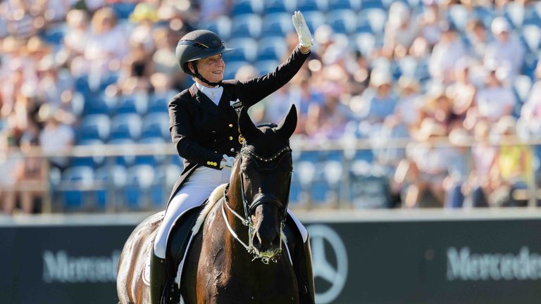 Isabell  Werth feiert mit dem Team ihr zehntes WM-Gold.
