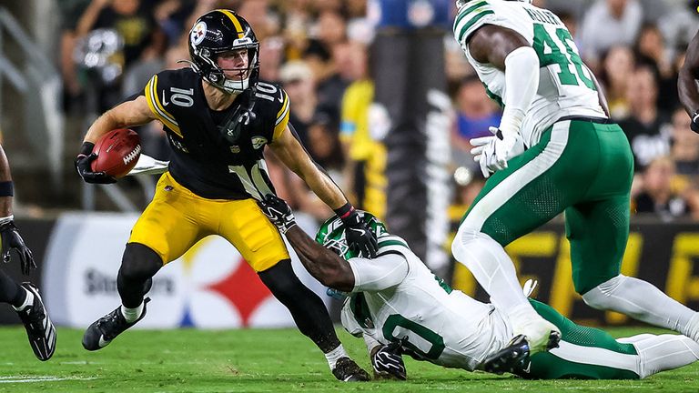 Kick-Returner Kaden Wetjen (l.) von den Pittsburgh Steelers weicht einem Tackling aus.