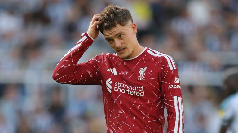 Florian Wirtz wird von Jamie Carragher in die Mangel genommen.