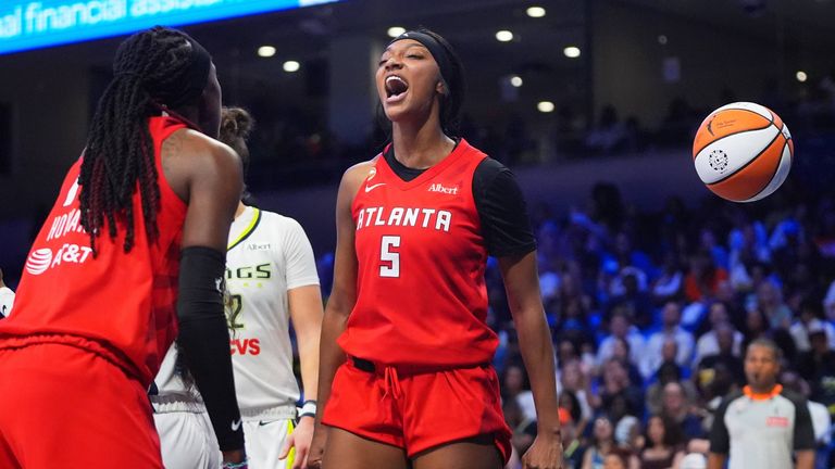 Angel Reese (5) bejubelt ihren Treffer. Atlanta Dream trifft HEUTE Nacht ab 01:00 Uhr auf die Las Vegas Aces - live auf Sky Sport.