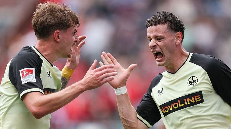 Erencan Yardimci (r.) bejubelt mit Teamkollege Paul Joly sein Tor für den 1. FC Kaiserslautern.