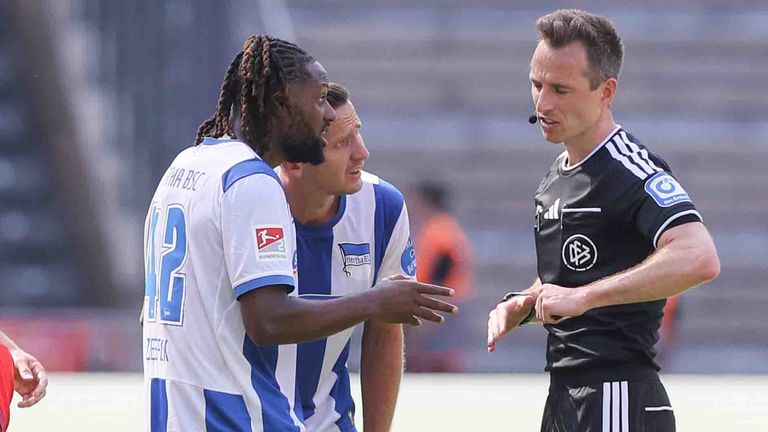 Deyovaisio Zeefuik sieht Rot nach einer Tätlichkeit gegen Heidenheim.