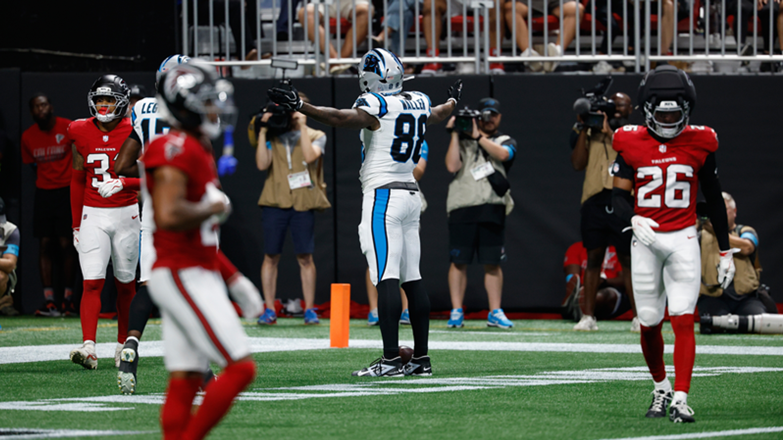 Die Falcons (r) kamen zuletzt gegen die Panthers (b) unter die Räder (34:3). Am 24. September trifft Atlanta auf Green Bay
