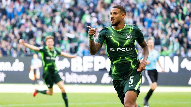 Trotz eines torreichen Spiels kam Vinicius Souza (r.) und der VfL Wolfsburg nicht über ein Unentschieden gegen Energie Cottbus hinaus.
