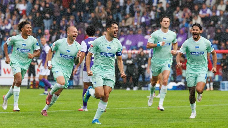 Hertha feiert sein 3:1-Auswärtssieg gegen VfL Osnabrück. Heute geht es gegen Dynamo Dresden.