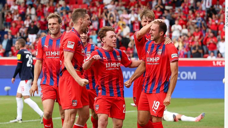 Pure Freude beim 1. FC Heidenheim nach dem knappen 1:0-Heimsieg gegen Holstein Kiel. Heute trifft der FCH auf Arminia Bielefeld.