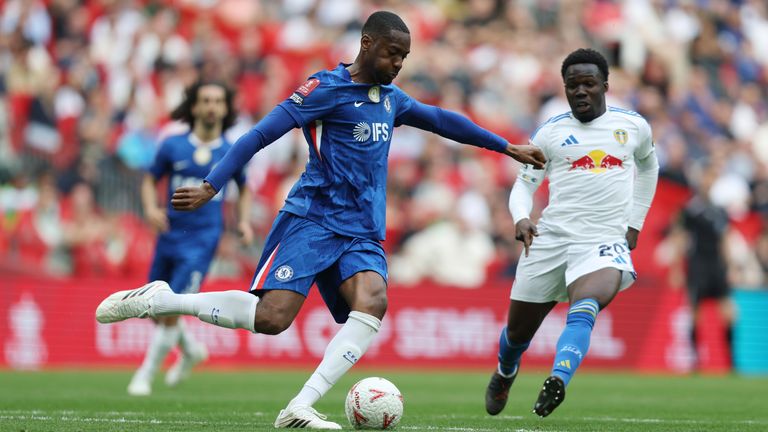 TOSIN ADARABIOYO wechselt für über acht Millionen Euro vom FC Chelsea zu Tottenham Hotspur.
