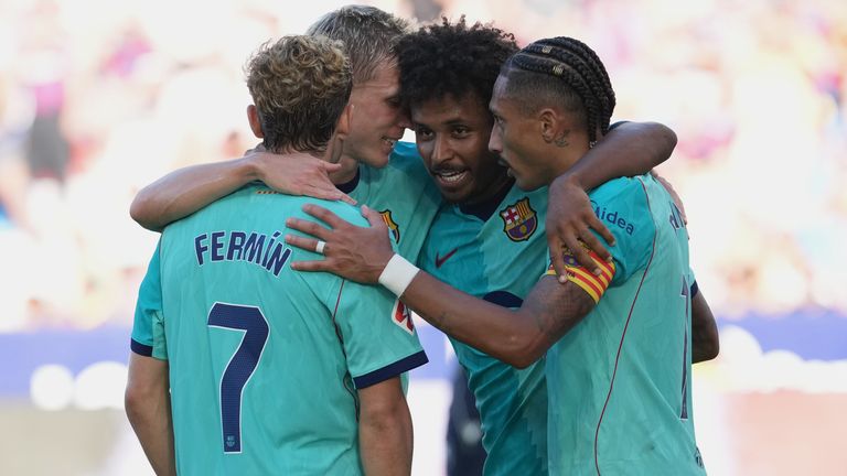 Karim Adeyemi (2. v.r.) feiert seinen zweiten Liga-Treffer für den FC Barcelona.