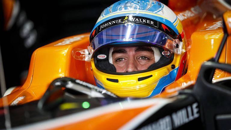 Na, erkennst Du ihn? Unter diesem Helm "versteckt" sich Routinier Fernando Alonso, der 2017 in Malaysia für McLaren an den Start geht. Damal