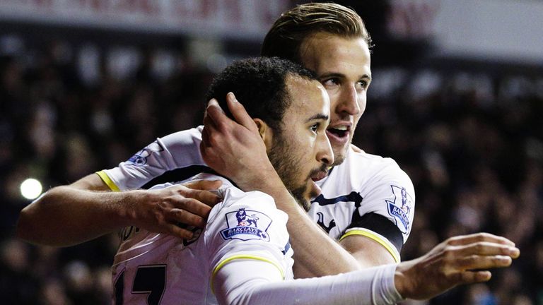Andros Townsend (l.) spielte einst mit Harry Kane zusammen bei Tottenham Hotspur.