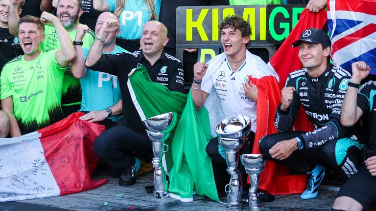 Großer Jubel bei Mercedes nach dem Doppelsieg in Monza.