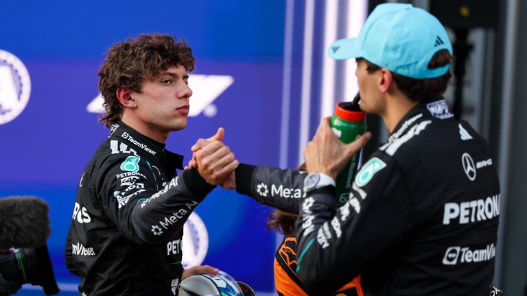 Kimi Antonelli (l.) hatte nach seinem Qualifying-Fehler in Baku keine Chance gegen seinen Teamkollegen & WM-Rivalen George Russell (r.).