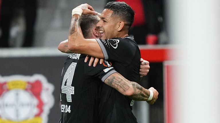 Facundo Medina (r) jubelt über seinen Treffer zum 2:0-Endstand beim Bayer-Sieg. Am 15.10. trifft die Werkself auf Posen. 