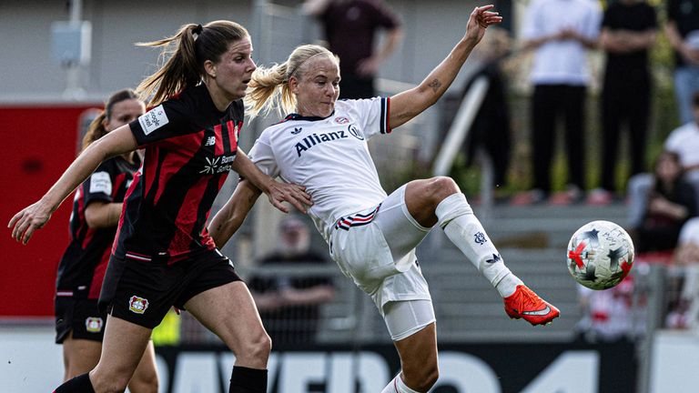 Pernille Harder (r.) und die Frauen des FC Bayern München feiern einen späten Comeback-Sieg gegen Bayer Leverkusen.