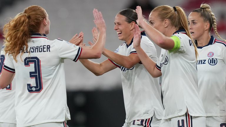 Die Frauen des FC Bayern feiern in Lissabon den ersten Saisonsieg in der Champions League. 