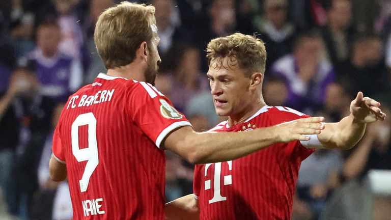 Harry Kane (l.) und Joshua Kimmich (r.) ziehen mit dem FC Bayern München in die zweite Runde im DFB-Pokal ein. 