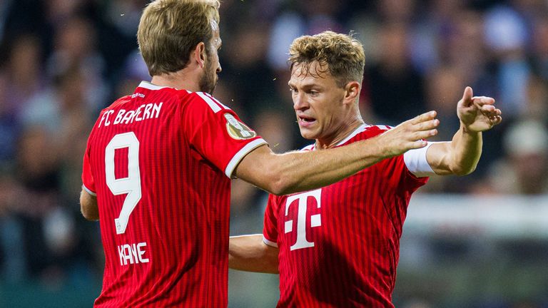 Harry Kane (l.) und Joshua Kimmich (r.) ziehen mit dem FC Bayern München in die zweite Runde im DFB-Pokal ein. 