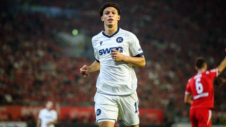 Louey Ben Farhat wird sich dem SC Freiburg anschließen - und dennoch vorerst in Karlsruhe bleiben.