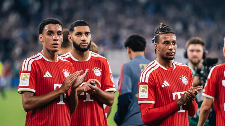 Der FC Bayern München rundum Musiala (l.), Saibari (Mitte) und Olise (r.). zeigt sich sichtlich enttäuscht nach dem torlosen Unentschieden 