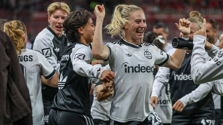 Rebecka Blomqvist (r.) und die Frauen von Eintracht Frankfurt feiern in der 2. Qualifikationsrunde des Europa Cups einen knappen Sieg gegen 