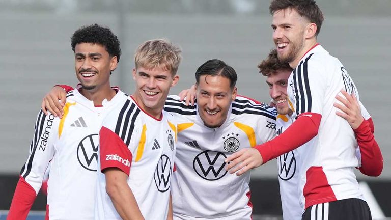 Schaffen es Younes Ebnoutalib (M.) und Philipp Treu (2. v.r.) in die  deutsche Startelf?