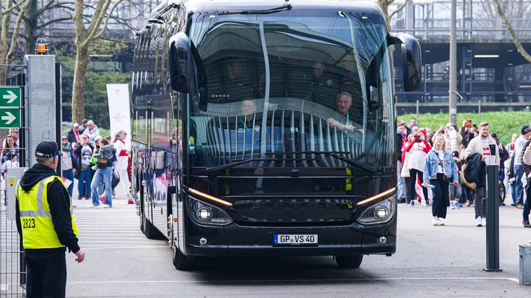 Ein minderjähriger Migrant ist mit Hilfe des Mannschaftsbusses von Real Valladolid auf das spanische Festland gekommen. 